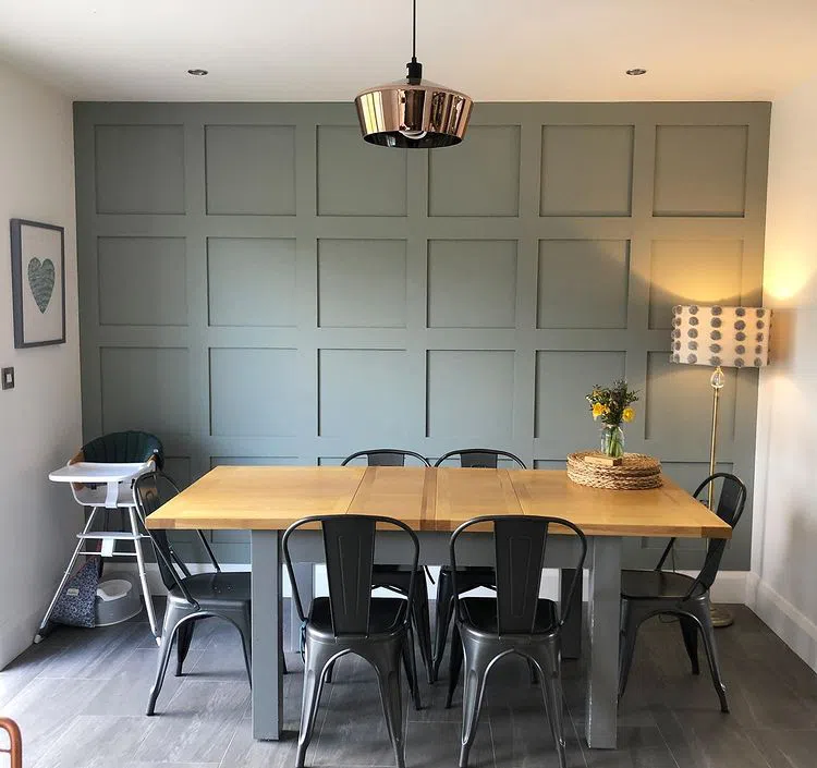 Стена с квадратными панелями в сером цвете Pigeon