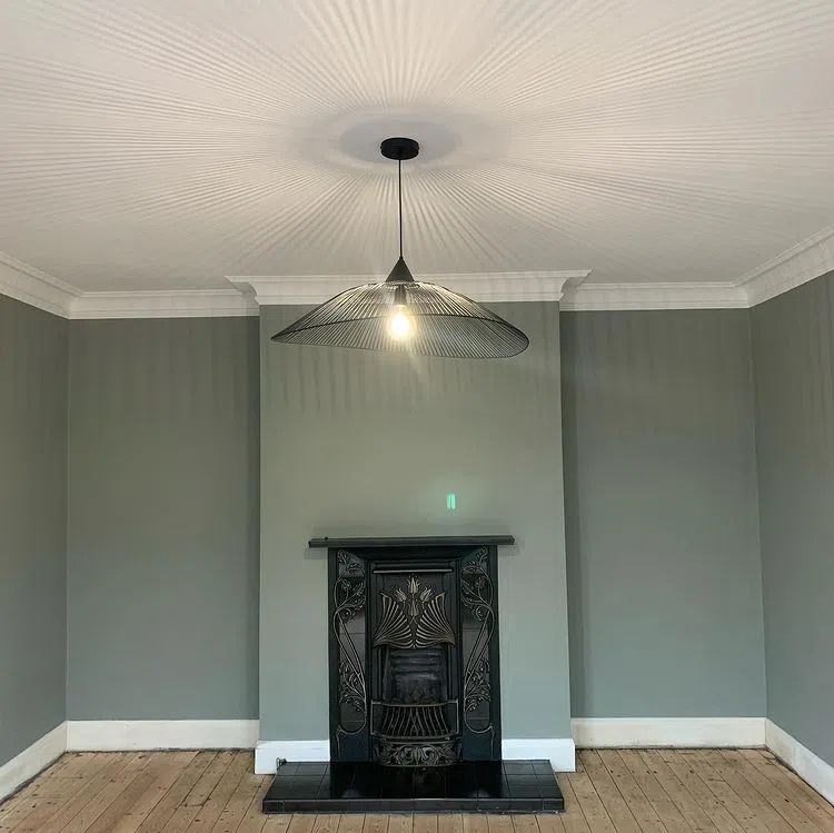 Гостиная с камином и люстрой-шляпой из прутьев