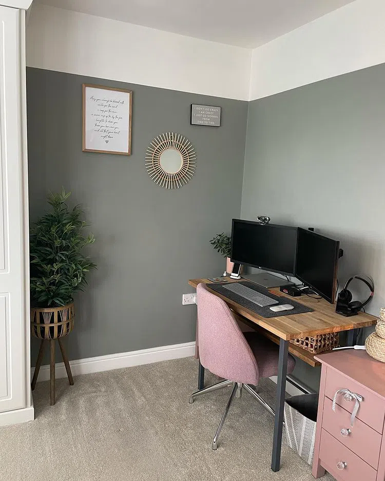 Рабочее место серыми стенами Farrow and Ball