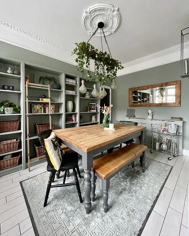 Интерьер с растениями и с темно-серыми стенами Farrow and Ball