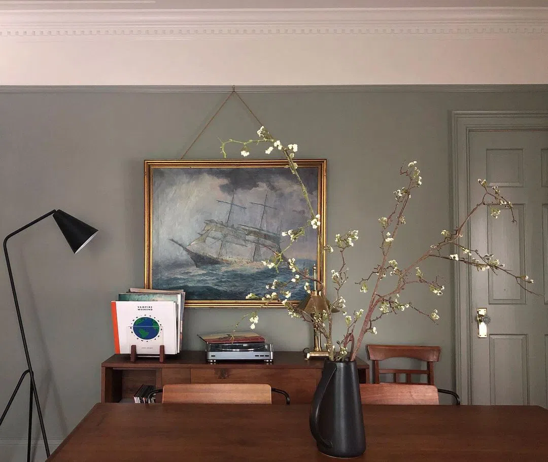 Серые двери в цвет стен Farrow and Ball Pigeon