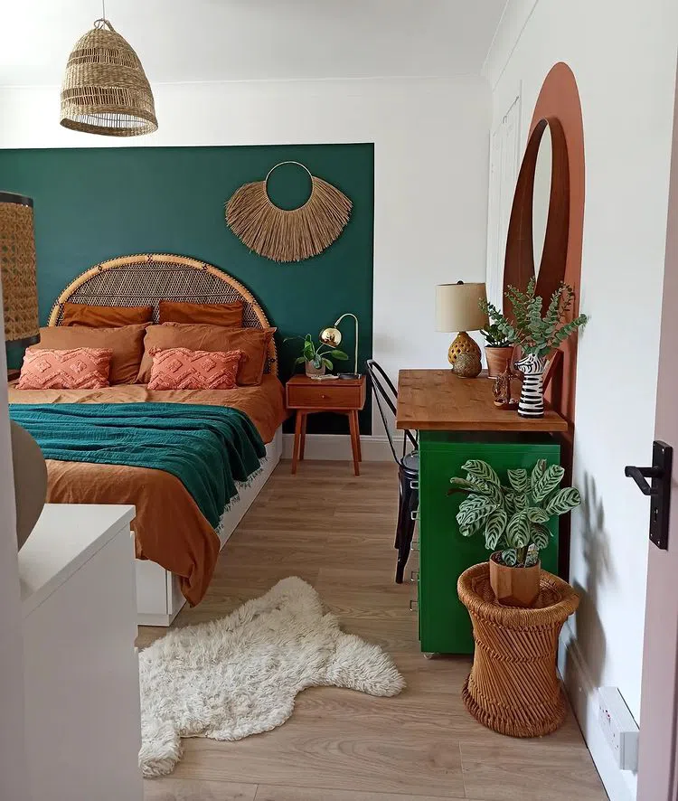 Бохо интерьер с окраской color-block в темно-зеленый Dulux Pine Needle