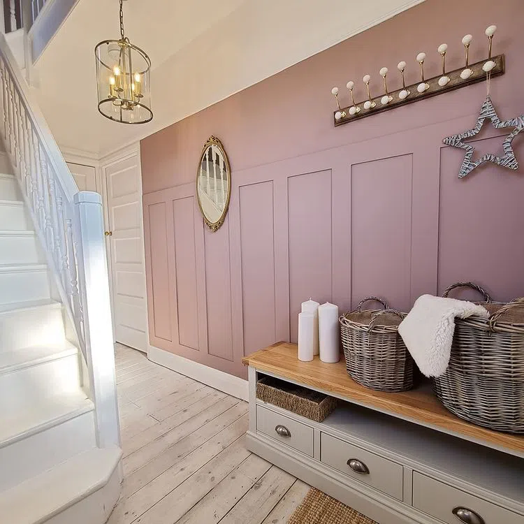 Стильный интерьер с пыльными розовыми стенами