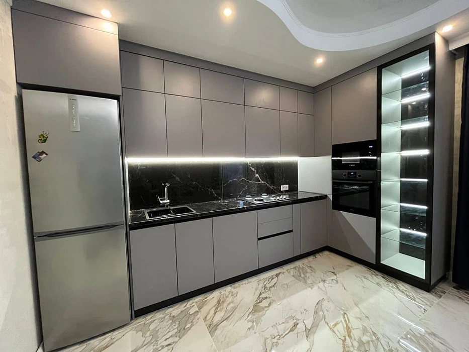 RAL 7036 серая кухня в потолок