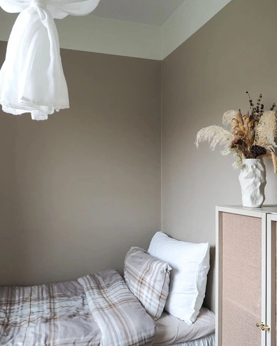 Tikkurila Плавающий лес V484 цвет greige в спальне