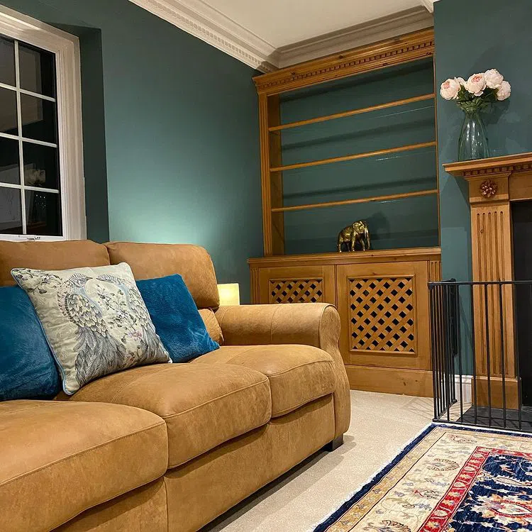 Гостиная с коричневым диваном и зелеными стенами Pleat 280