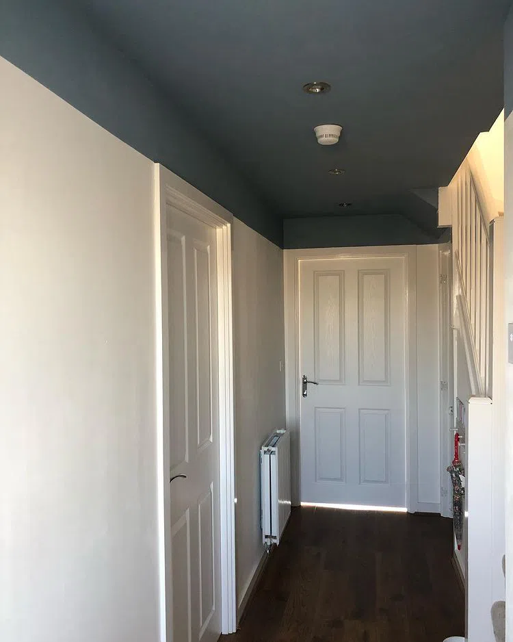 Тёмный синий потолок с белыми стенами