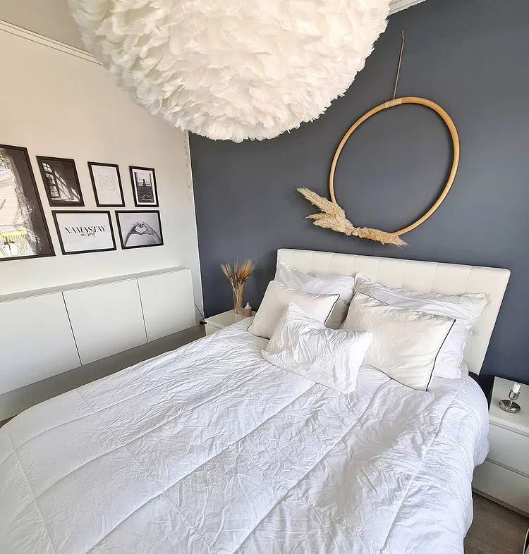 Спальная с темной серой акцентной стеной Tikkurila Прибой