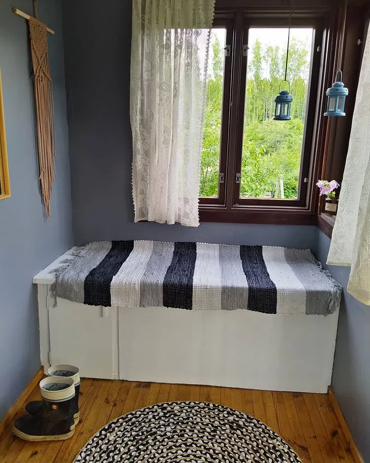 Интерьер бохо с темными серами стенами Tikkurila Прибой