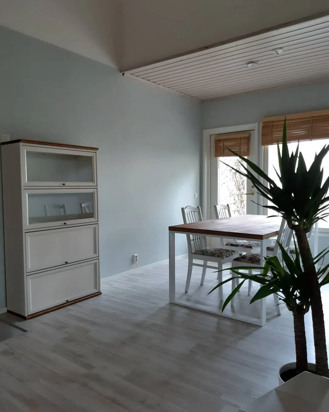 Светлые стены в гостиной Tikkurila Пух