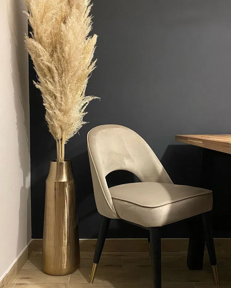 Сухоцветы в интерьере с черными стенами Farrow and Balls Railings