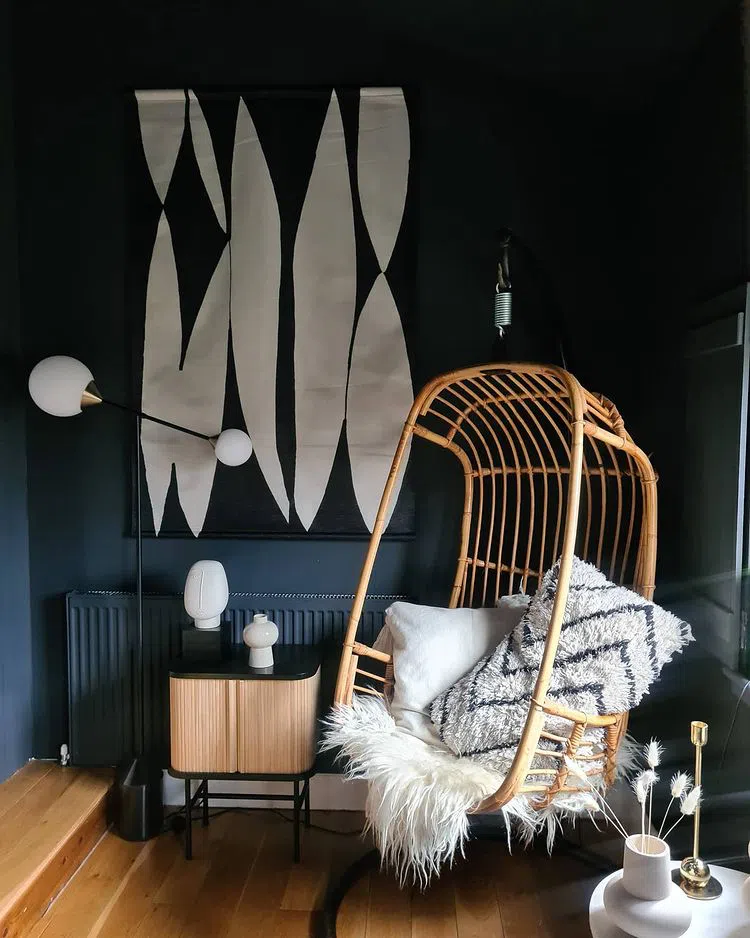 Интерьер в стиле бохо с черными стенами Railings