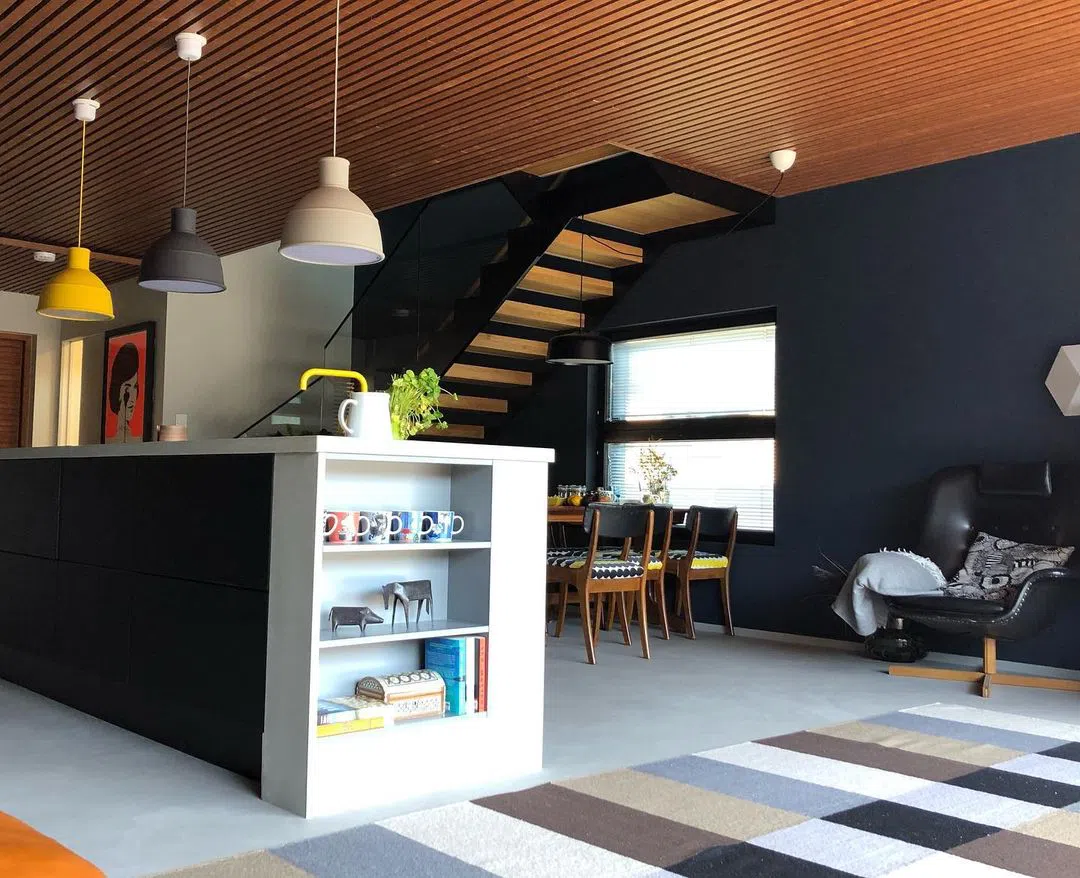 Гостиная с темным синим цветом ral5008