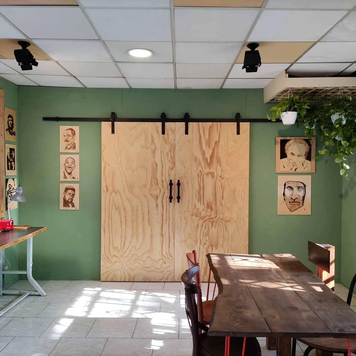 Интерьер с амбарной дверью и зелеными стеными RAL Classic 6021