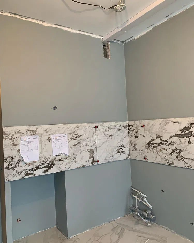 Густой серый оттенок краски RAL 7038 в интерьере