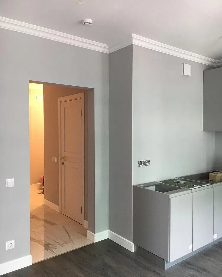 Ремонт в кухне с серыми стенами RAL 7047