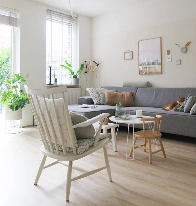 Кремово-белый RAL 9001 в гостиной