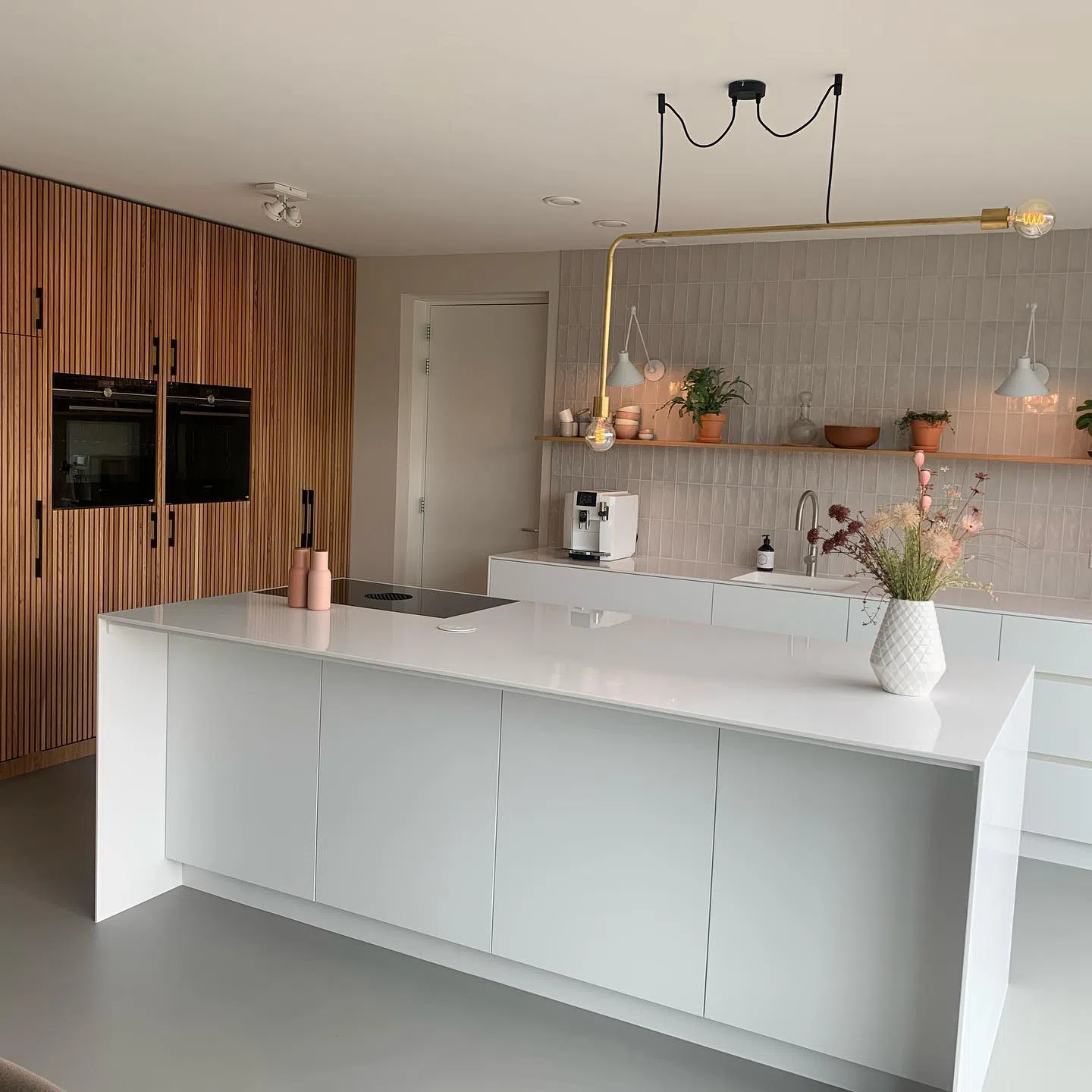 Белый остров кухни RAL 9003 в скандинавском интерьере