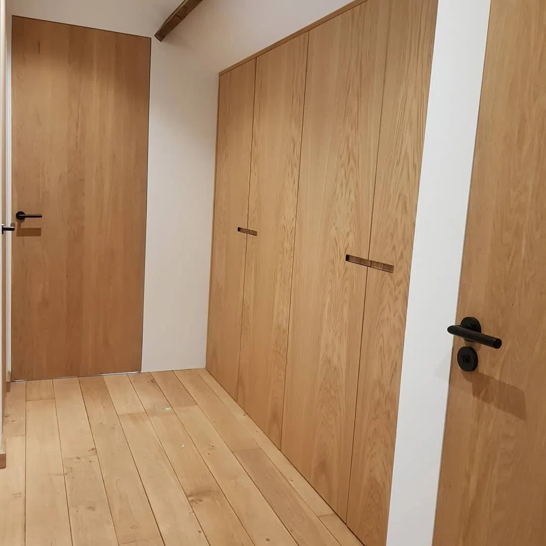 Белые стены с деревянными дверьми натурального цвета