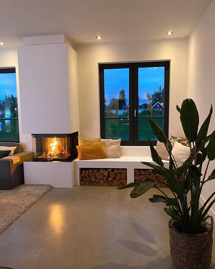 Белые стены RAL 9016 в интерьере в вечернее время