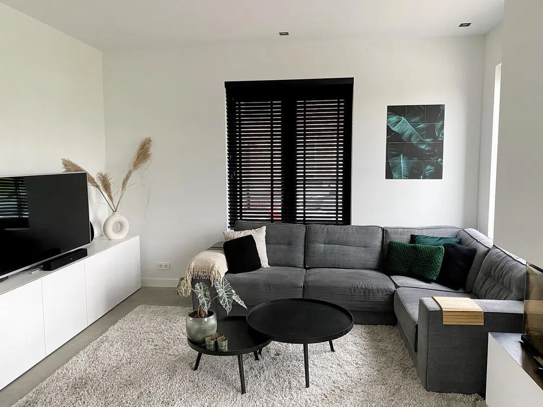 Интерьер с белыми стенами RAL9016