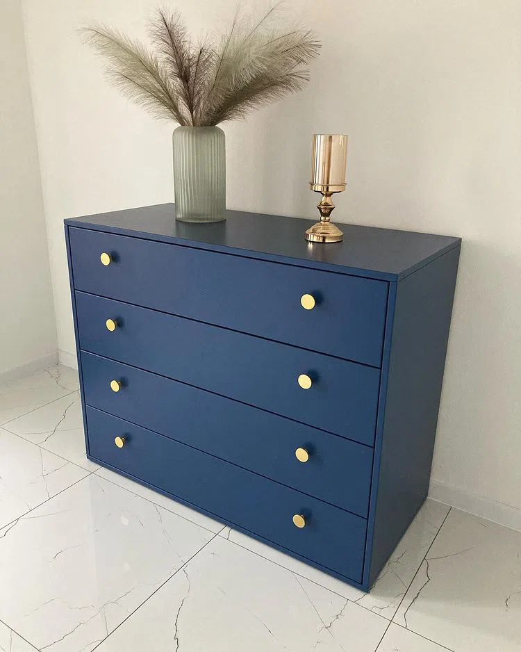 Темно-синий комод крашенный в RAL 5000. с латунными ручками