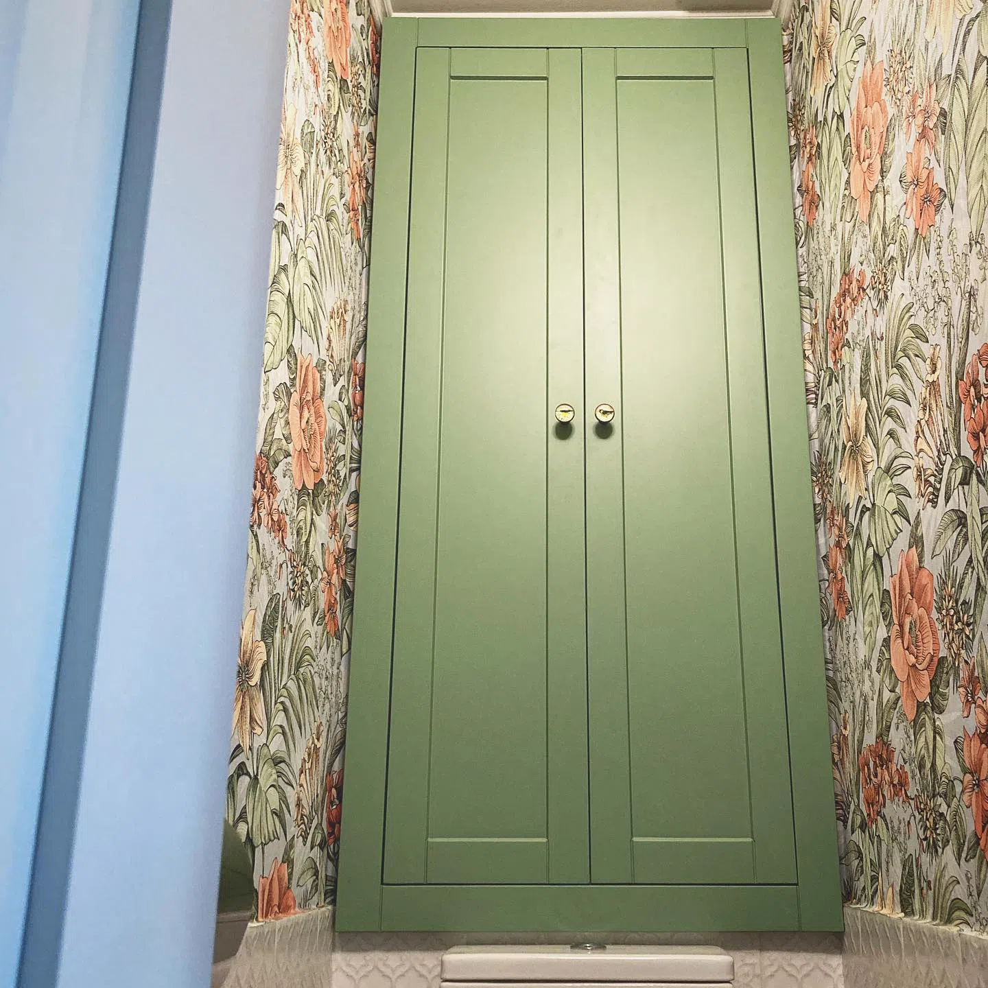 Шкафчики в санузле с зеленым цветом RAL6021