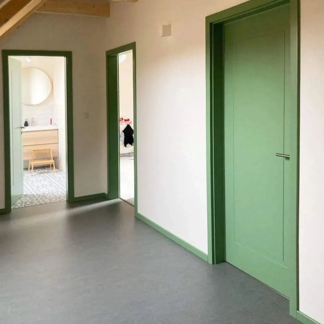 Зеленые крашеные двери в цвет RAL 6021 Pale Green