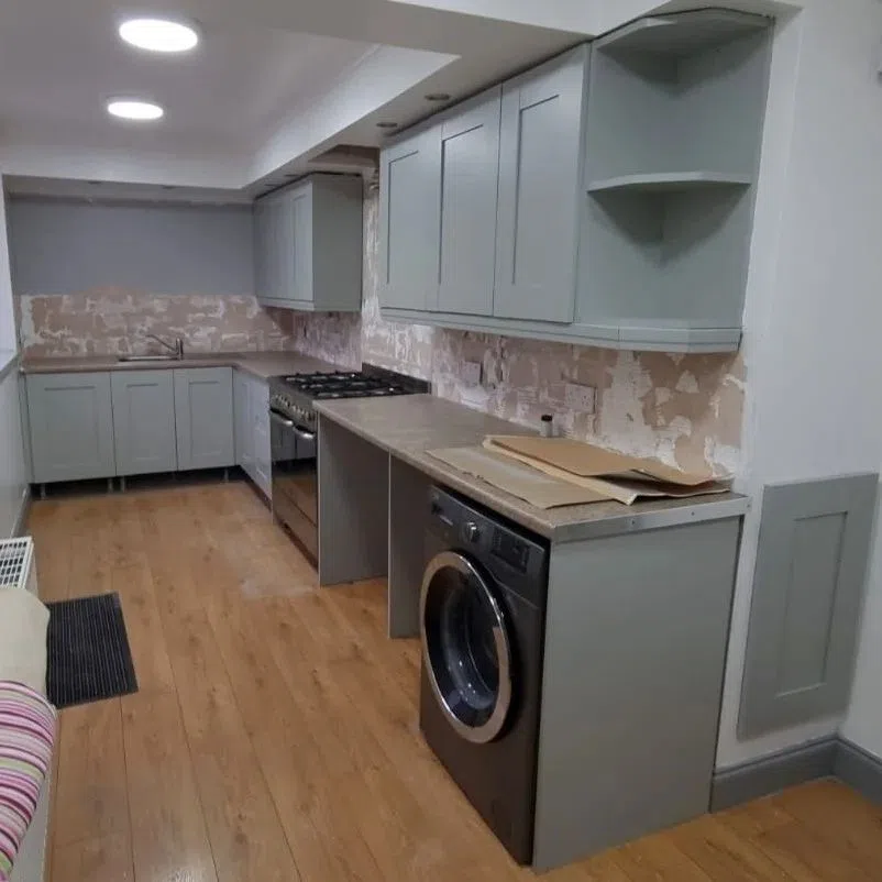 Кухня с серыми фасадами RAL7038