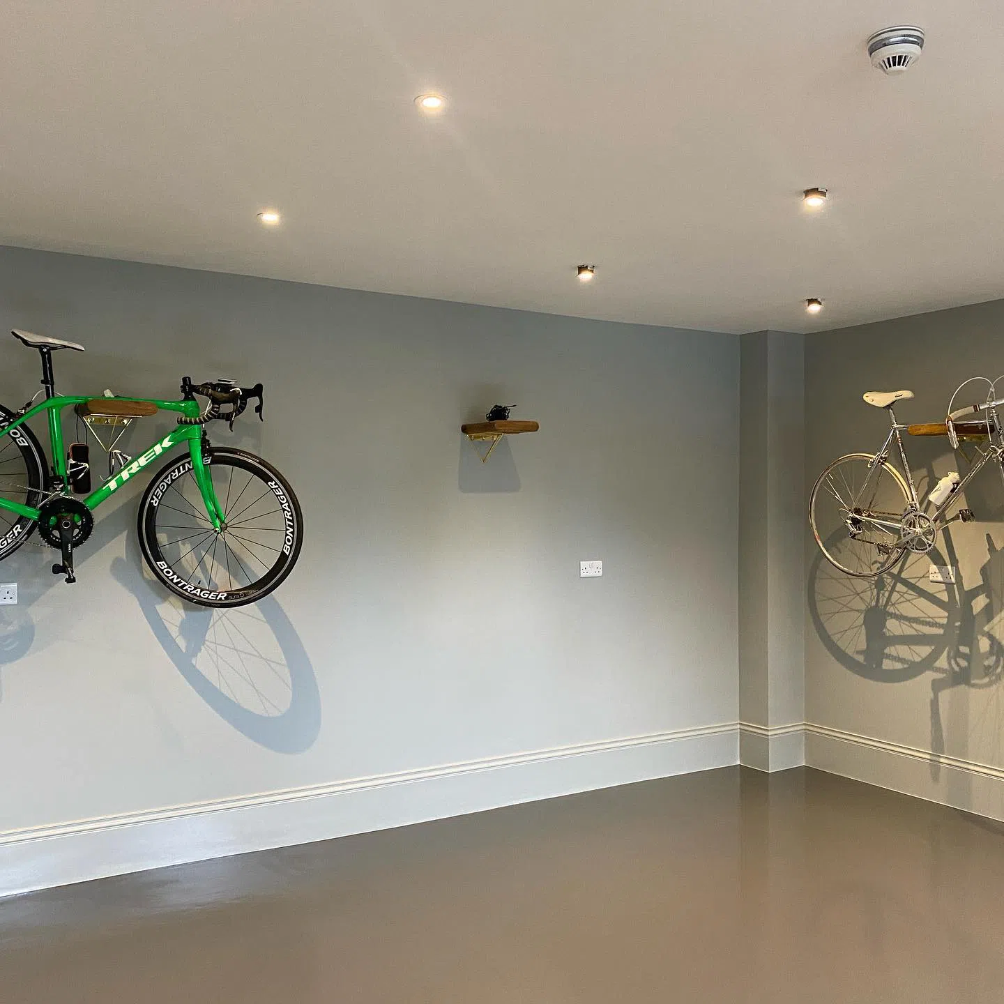 Серые стены RAL 7038 Агатовый серый в интерьере