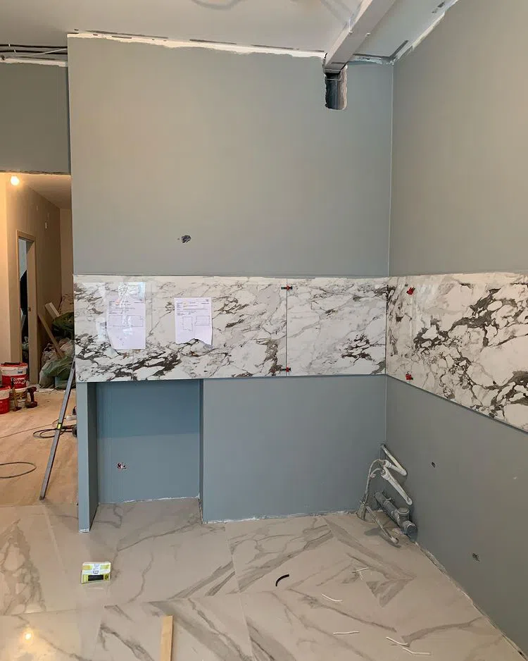 Кухня с серыми стенами RAL 7038 и плиткой под мрамор