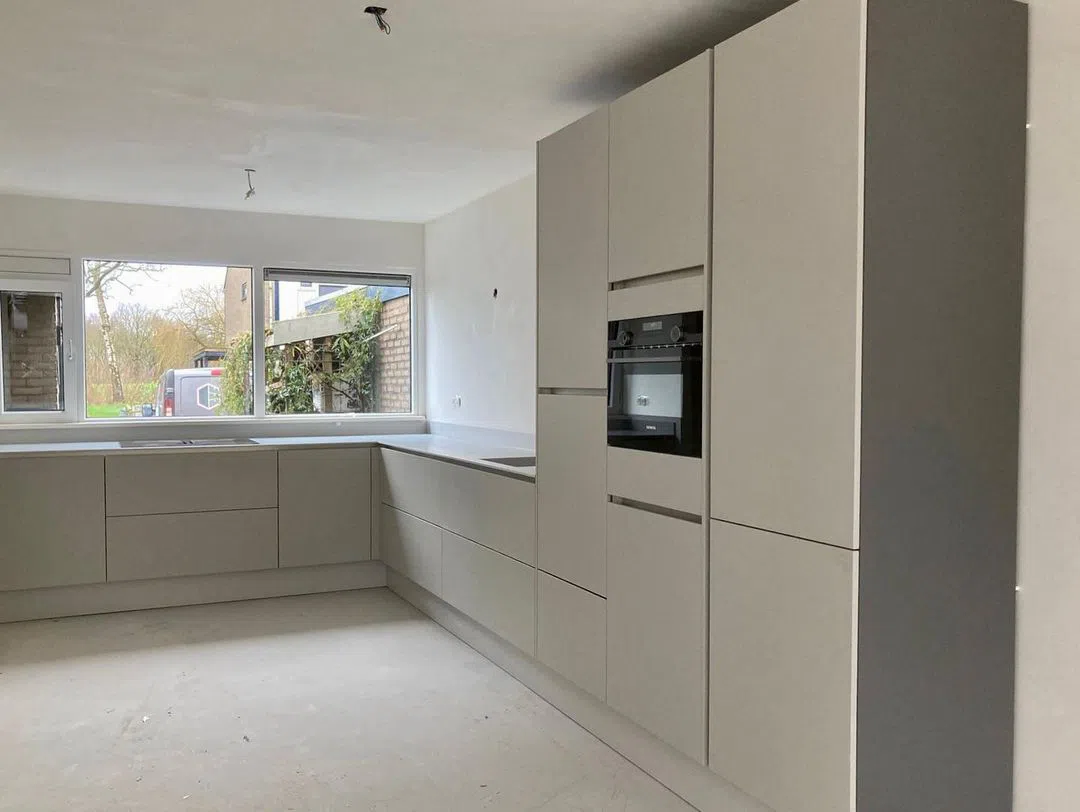 Современная кухня с плоскими фасадами RAL7044