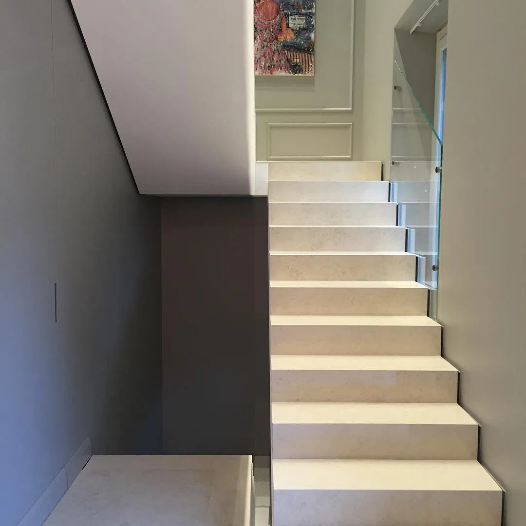 Минималистичный интерьер с RAL 7044 greige