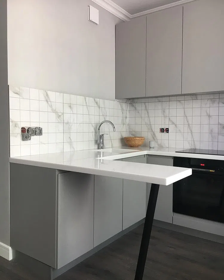 Кухня в скандинавском стиле с серыми стенами RAL 7047