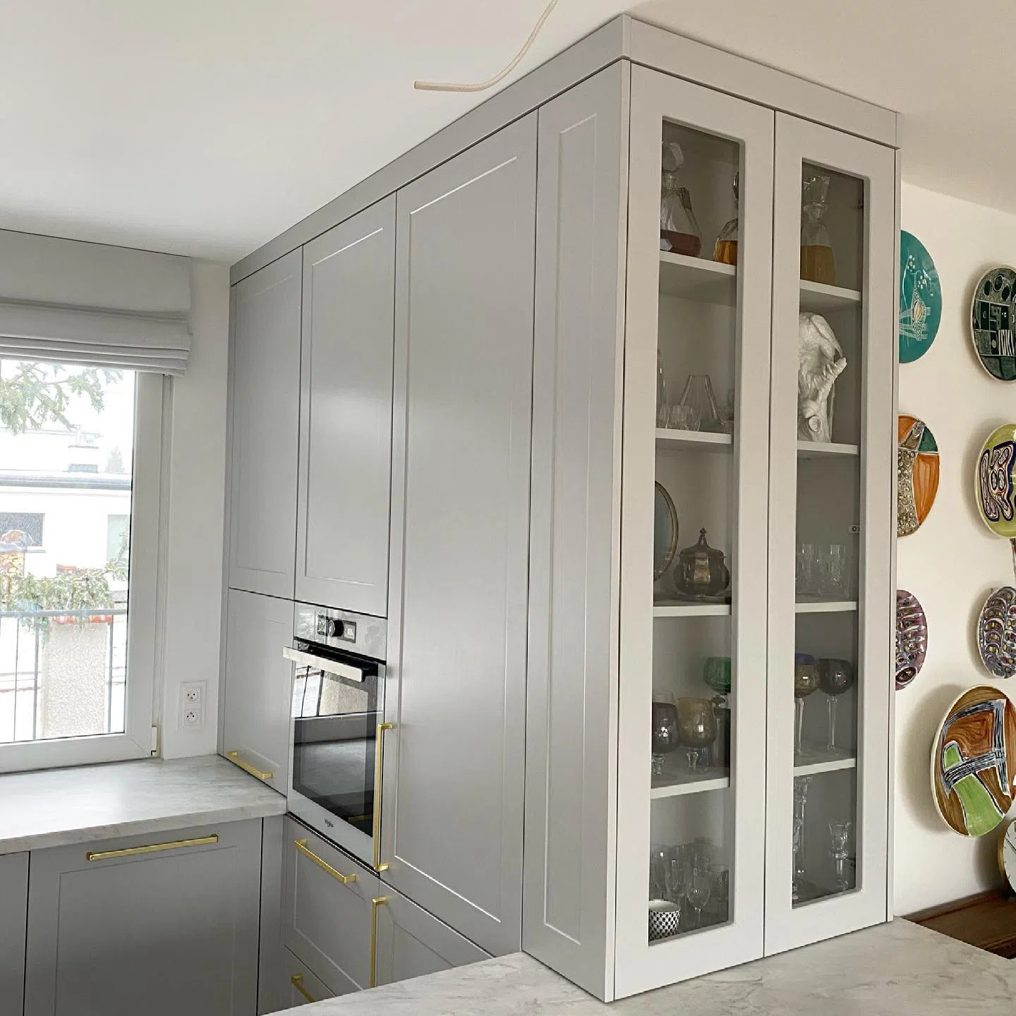 Серый RAL 7047 Телегрей на фасаде кухни