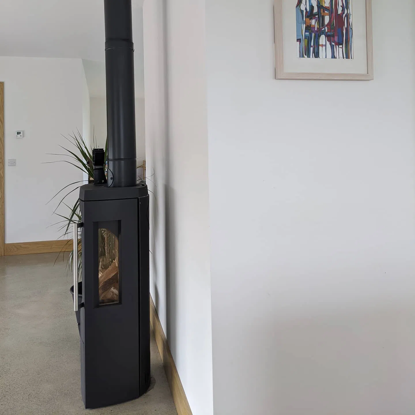 Спокойный интерьер с белыми стенами RAL 9003