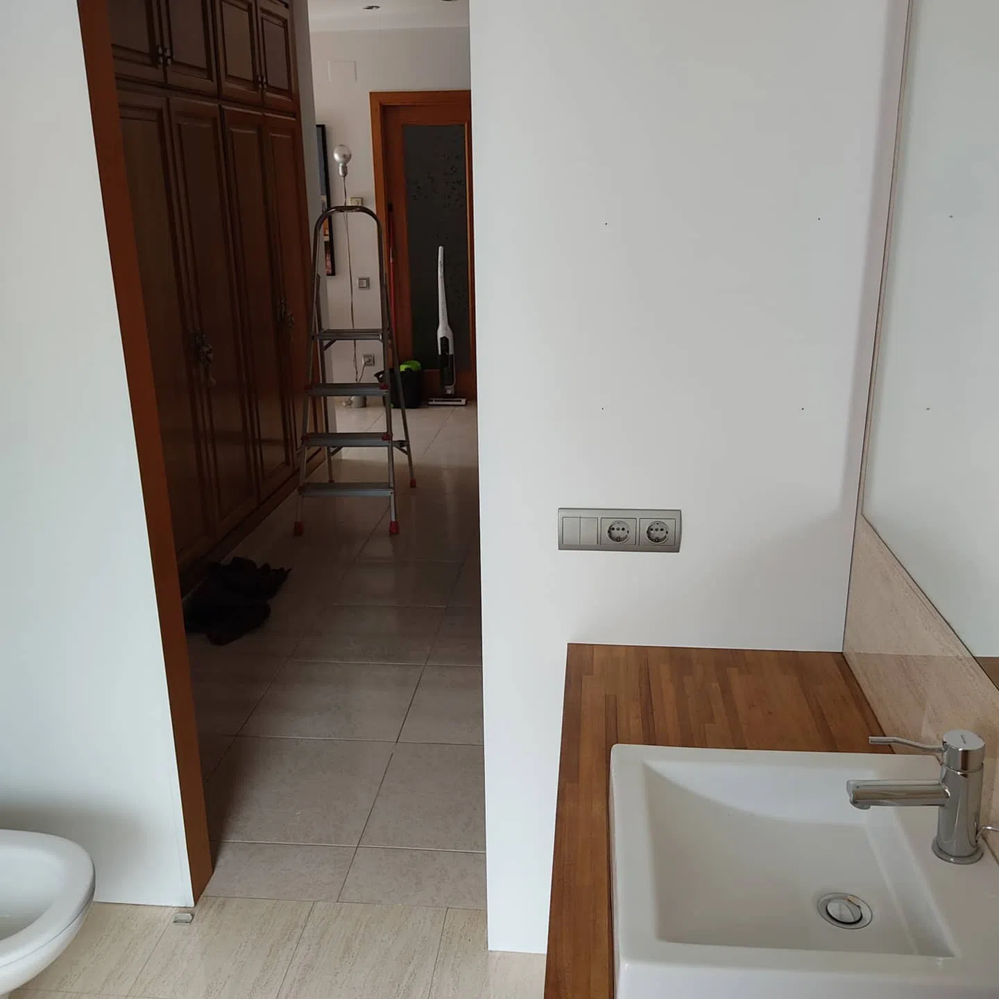 Ванная с белыми стенами RAl Classic 9003