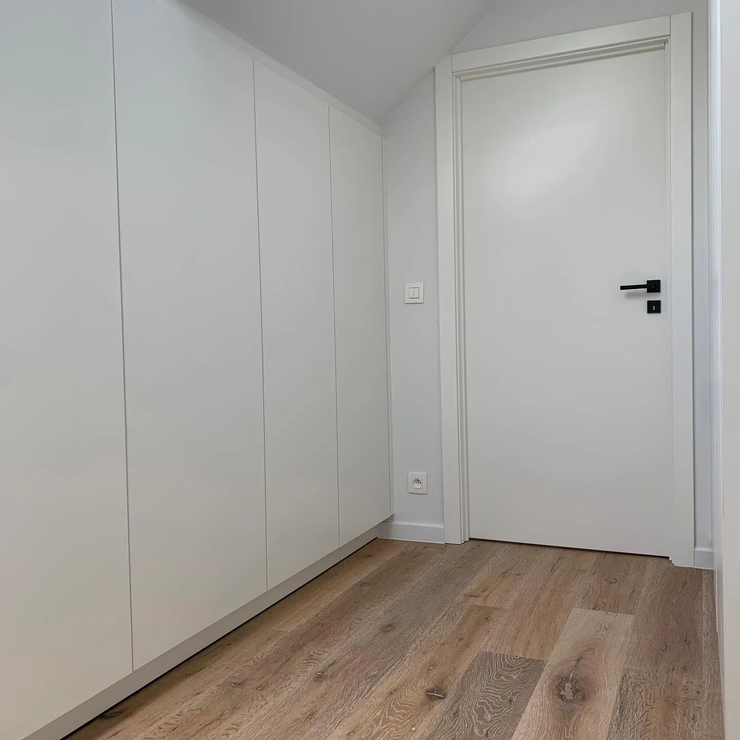 Белые двери и шкаф цвета RAL 9003