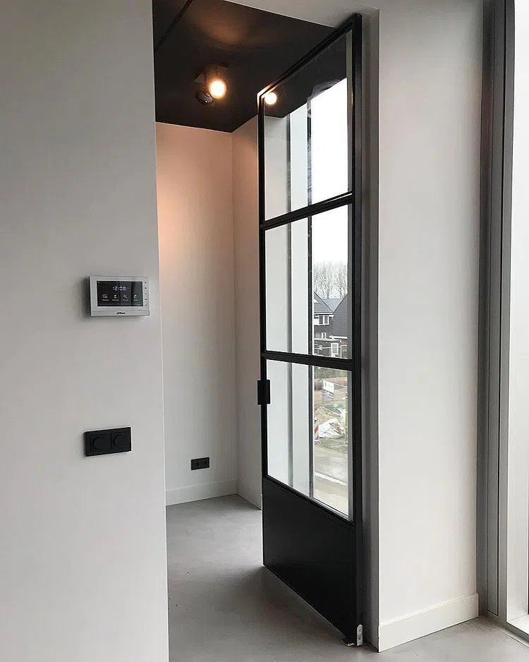 Белые стены RAL 9003 с черными дверьми