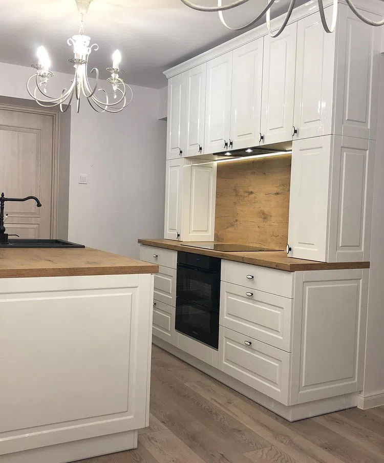 Белый фасады кухни RAL 9003 в классическом стиле