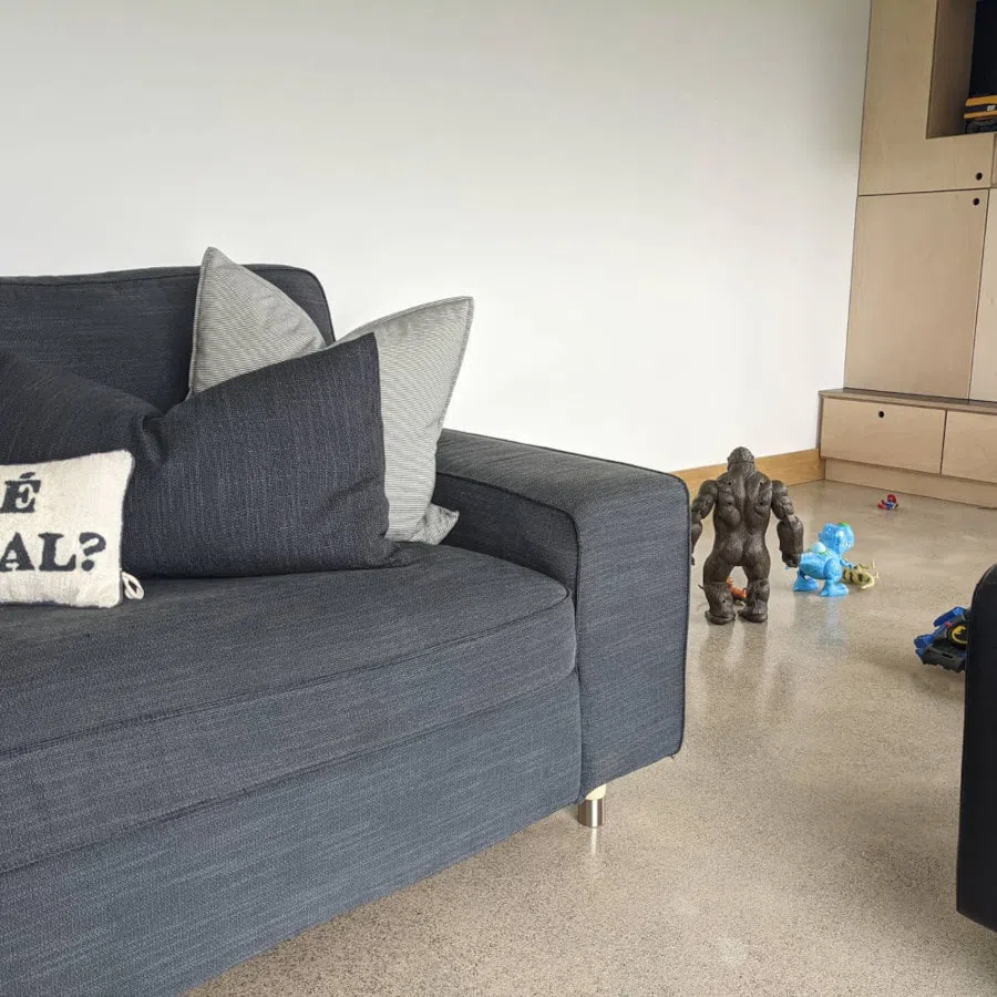 Белые стены RAL 9003 в интерьере с деревянными плинтусами