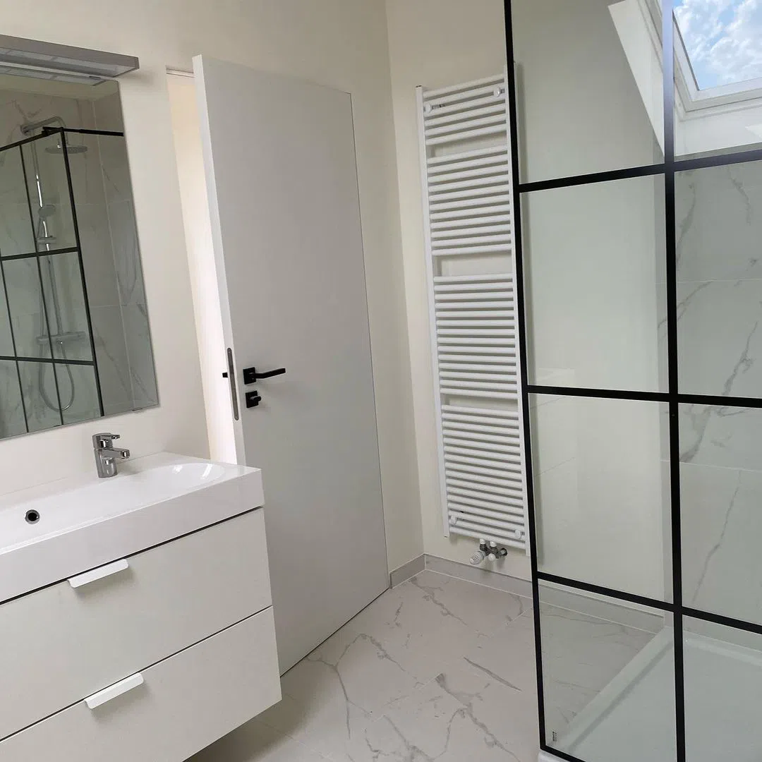 Ванная в скандинавском стиле с мраморной плиткой и RAL9010