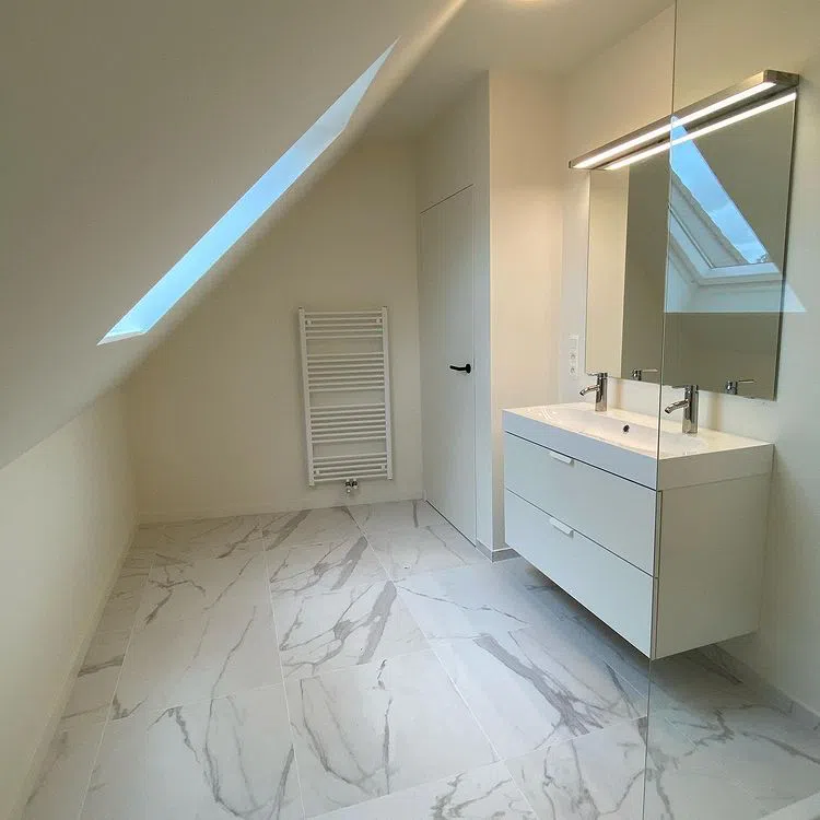 Ванная с мраморной плиткой, тумбой IKEA и цветом RAL9010