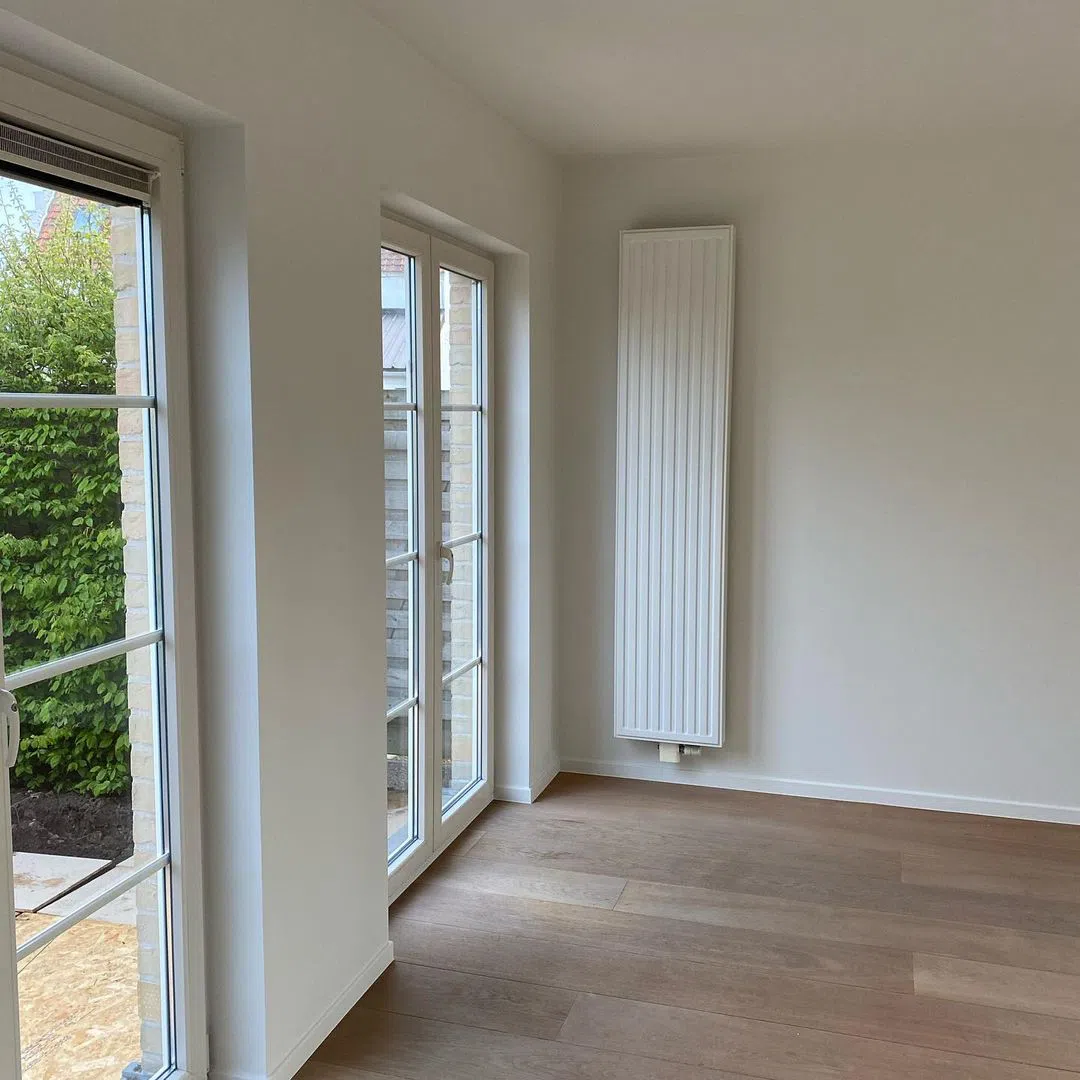 Интерьер с большими окнами и белыми стенами RAL9010