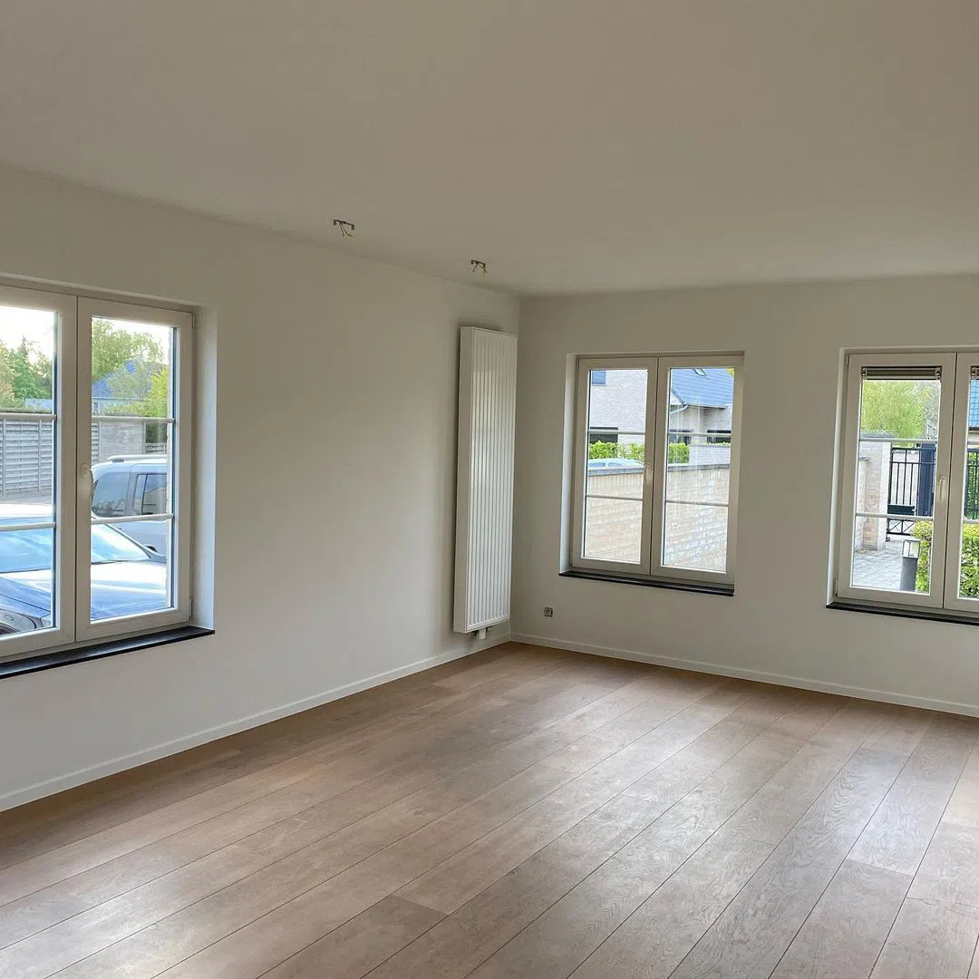 Интерьер дома с теплыми белыми стенами RAL9010