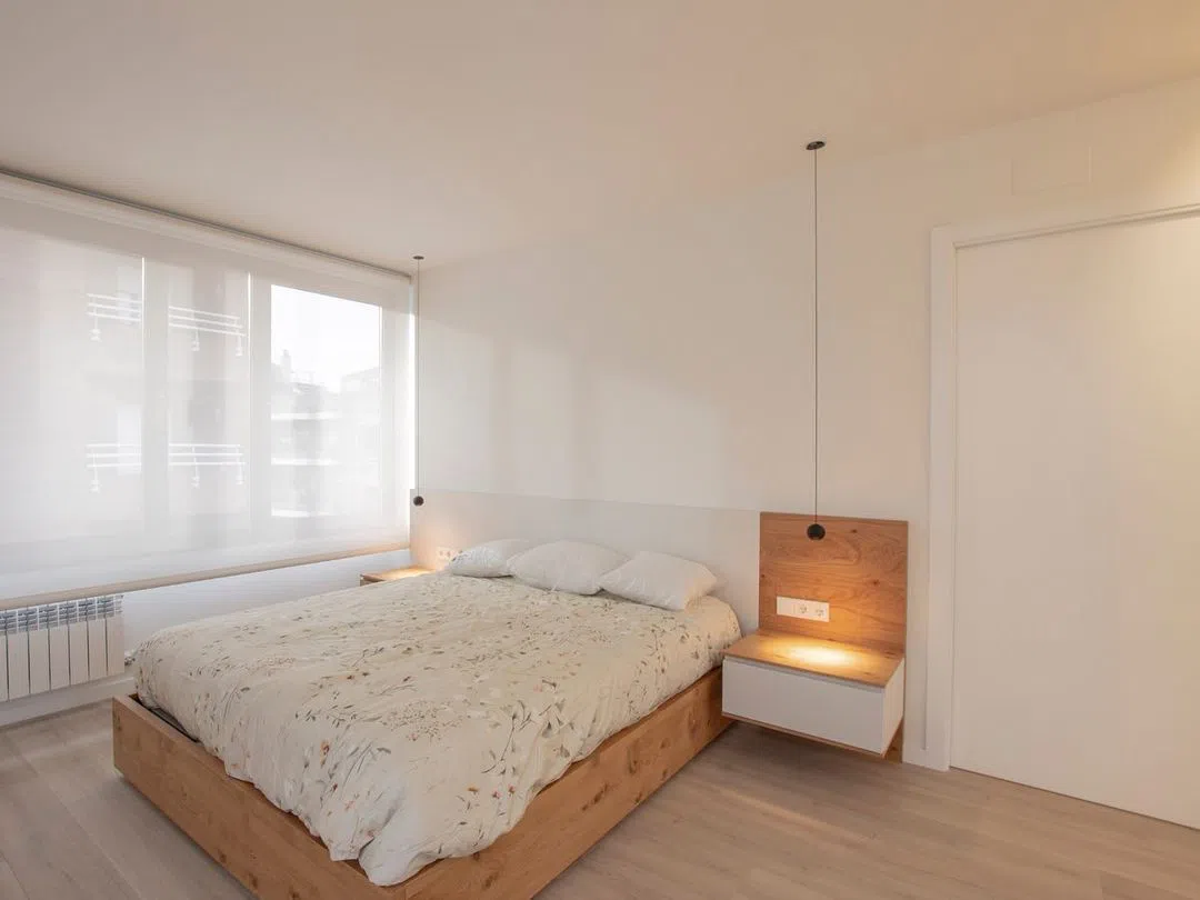 Спальная с теплыми белыми стенами