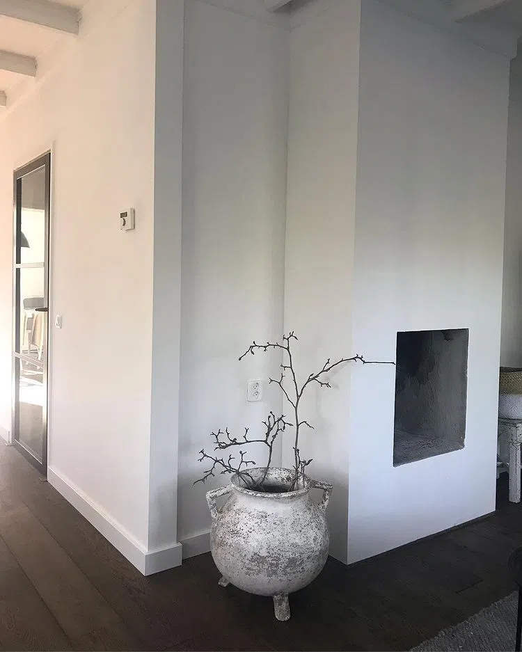 Интерьер с белыми стенами Ral Classic 9016 Traffic White