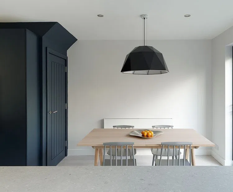 Темная акцентная стена RAL5008