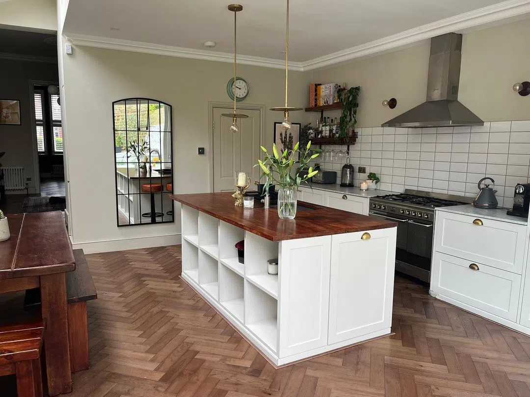 Бежевый на кухне Dulux 40YY 60/103 фото