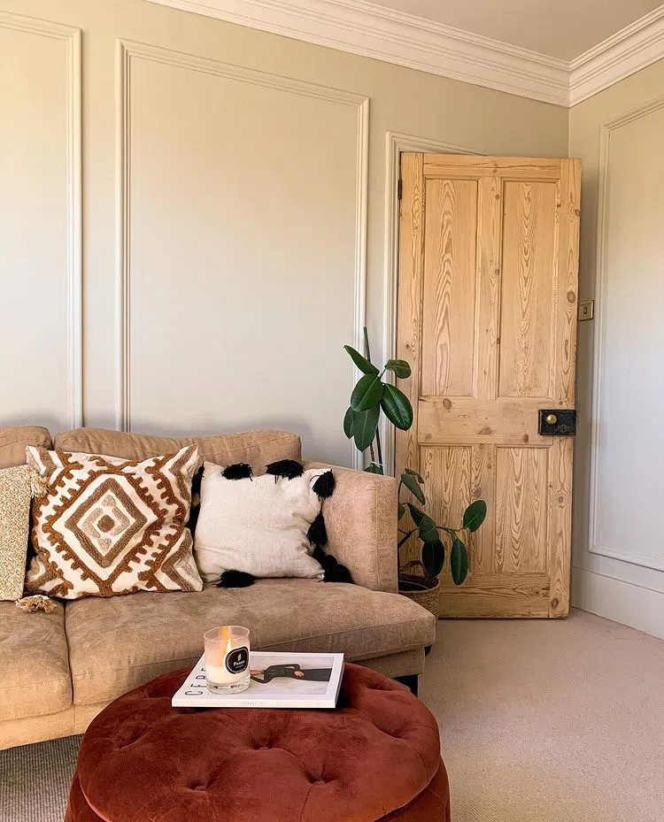 Интерьер с кремовой бежевой стеной Dulux Raw Cashmere 40YY 60/103